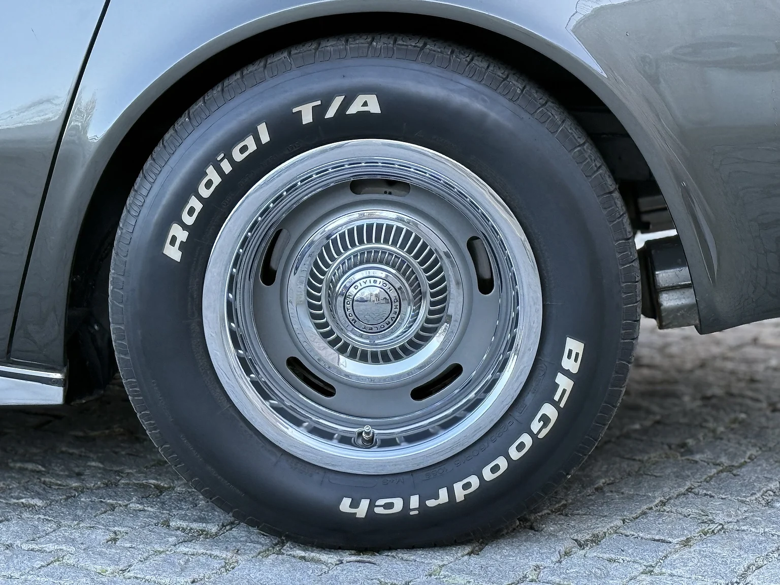 Aussenfoto 1971 Chevrolet Corvette Stingray Special 598 cui V8 795 hk (56)