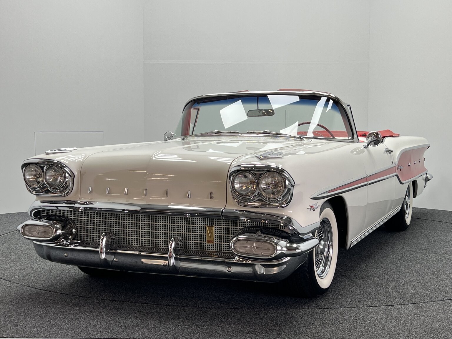 Exteriörbild på 1958 Pontiac Chieftain