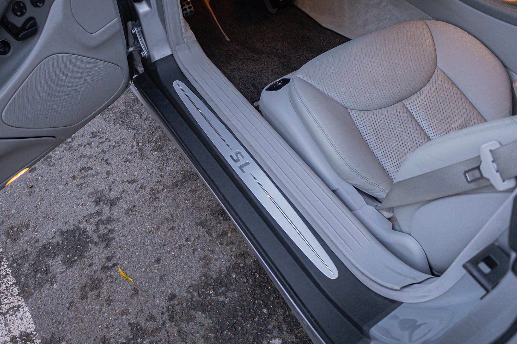 Interior image of 2002 Mercedes-Benz SL 500