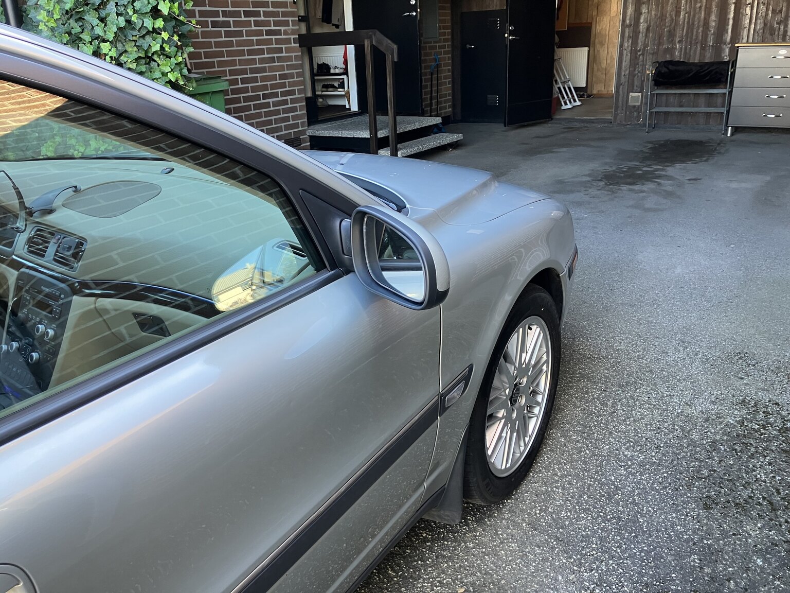 Exterior image of 1999 Volvo S80