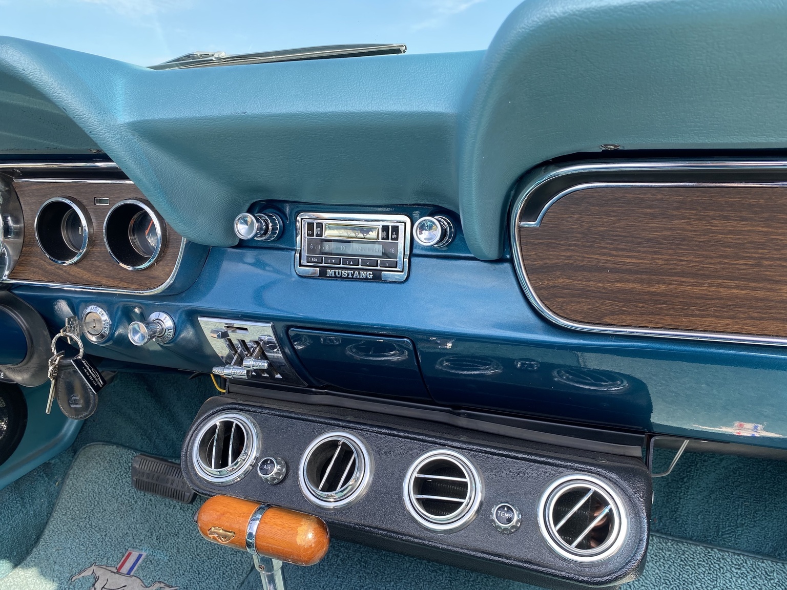 Interior image of 1966 Ford Mustang 289 Cabriolet (20)