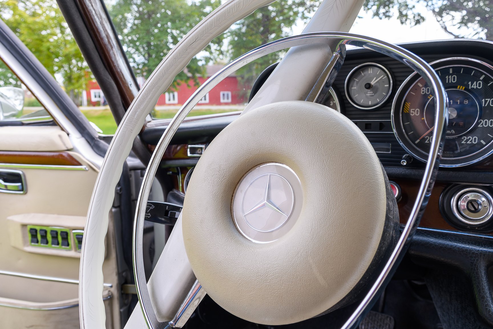 Interior image of 1969 Mercedes-Benz 300 SEL