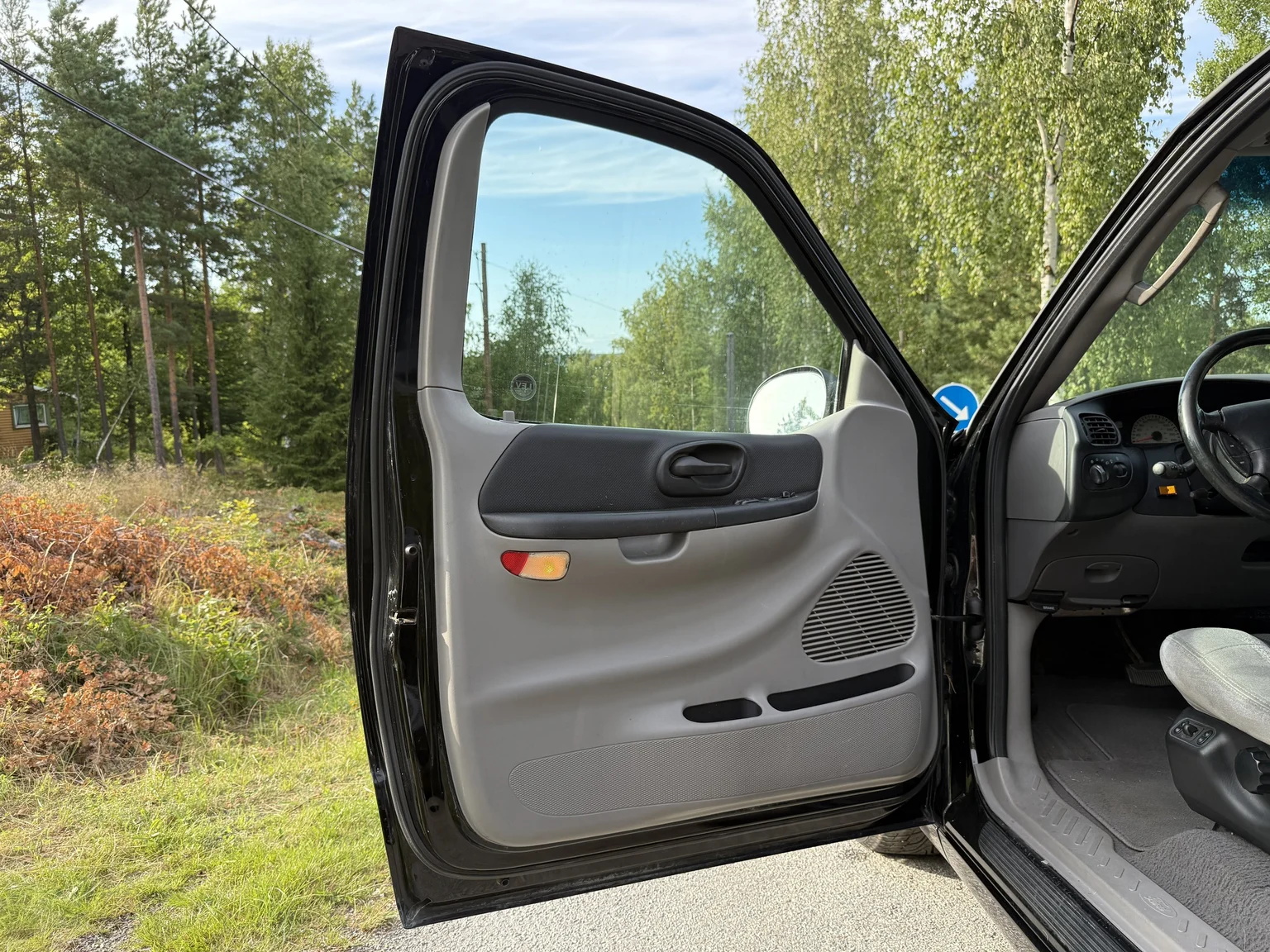 Interior image of 2002 Ford F-150 SVT Lightning (2)