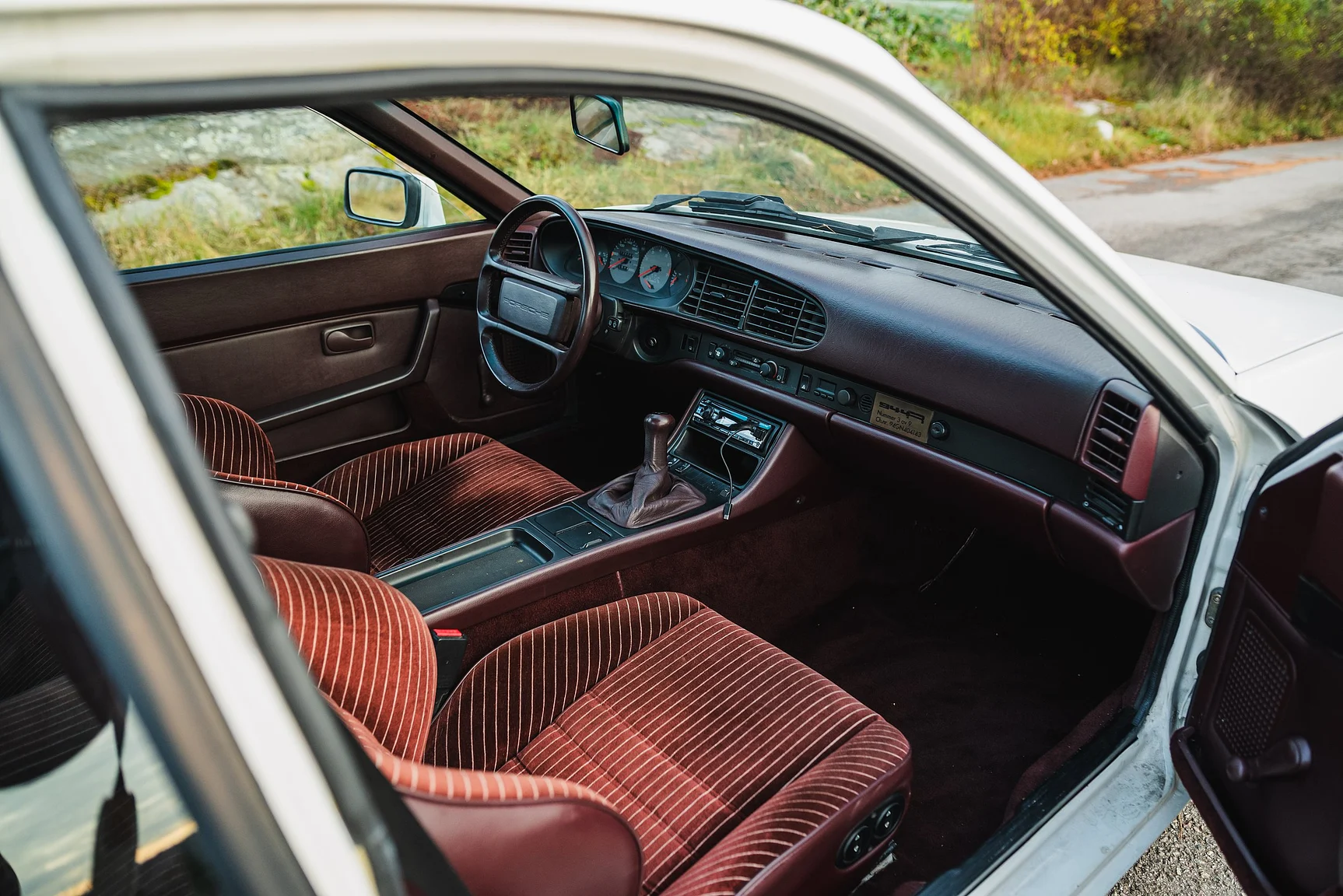 Interior image of 1986 Porsche 944R (7)