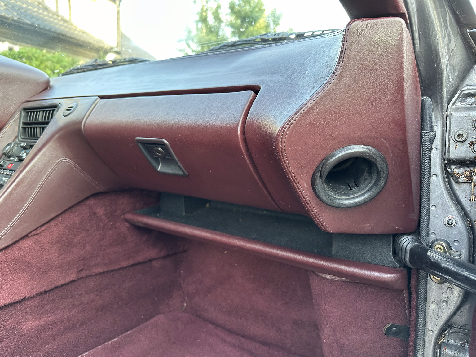 Interior image of 1985 Porsche 928 (43)