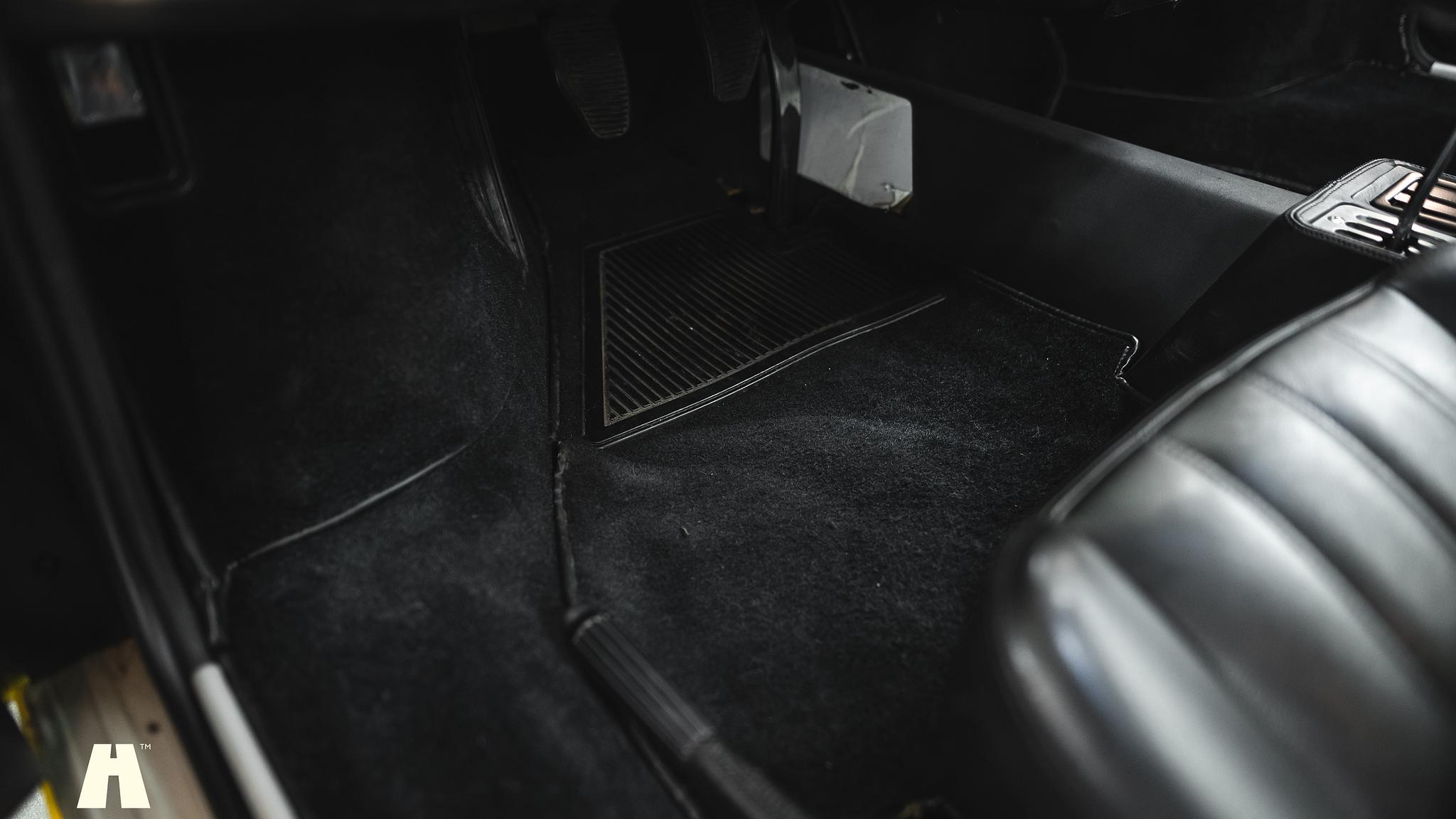 Interiörbild 1986 Ferrari 328 GTB