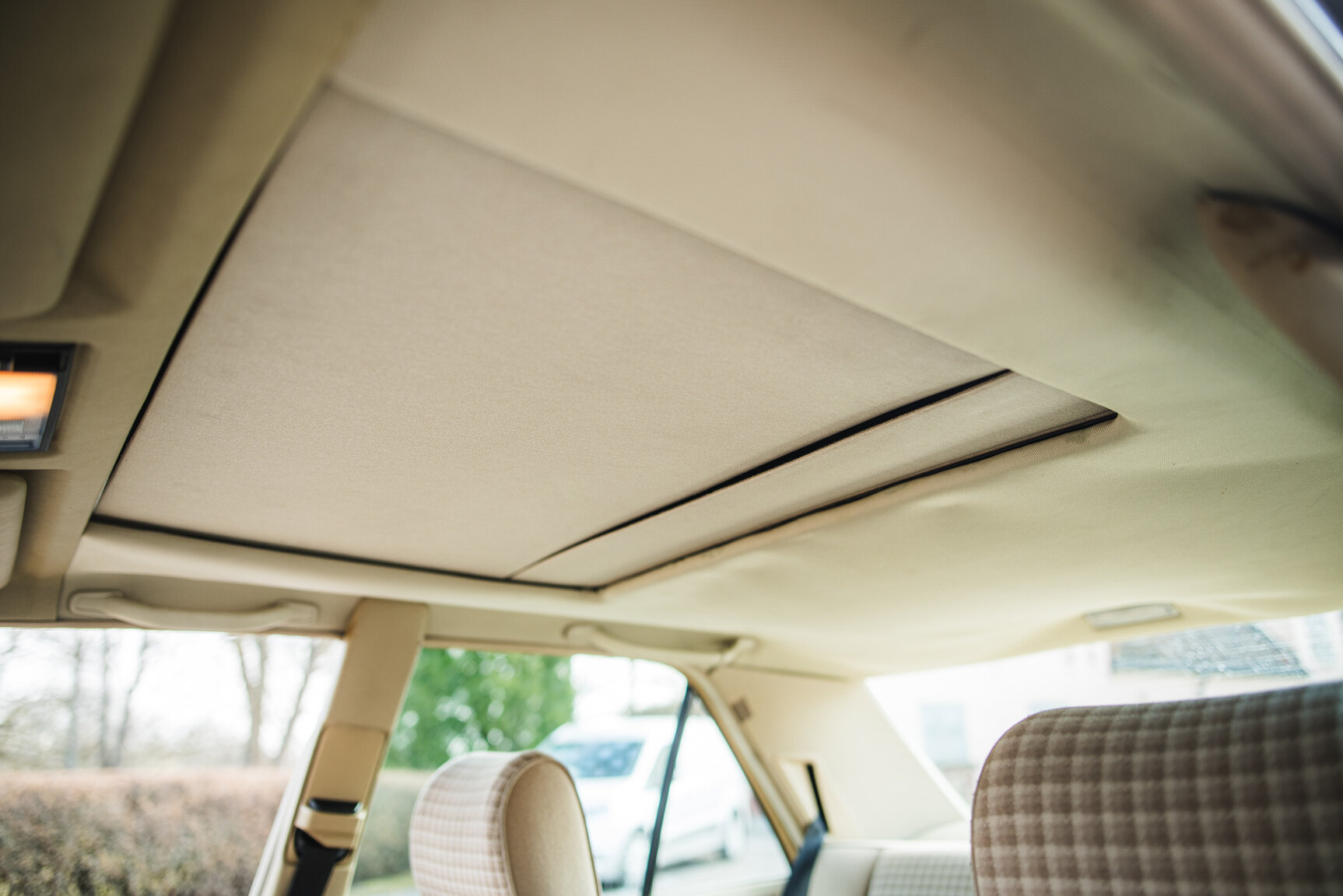 Interior image of 1993 Mercedes-Benz E 220