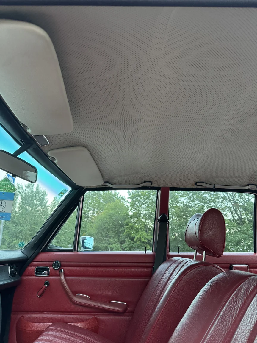 Innenraumfoto von 1972 Mercedes-Benz 200 (15)