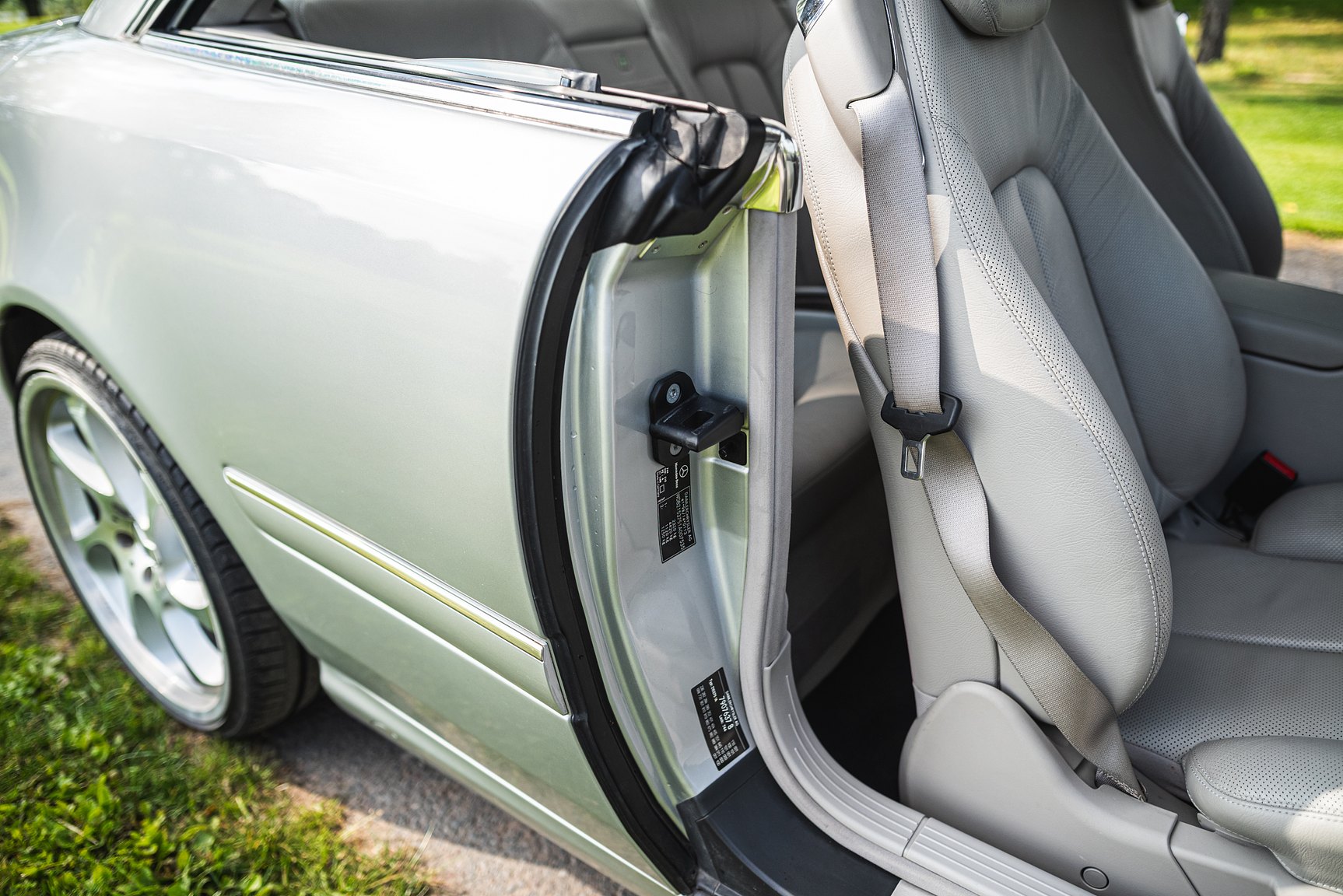 Interior image of 2000 Mercedes-Benz CL 500