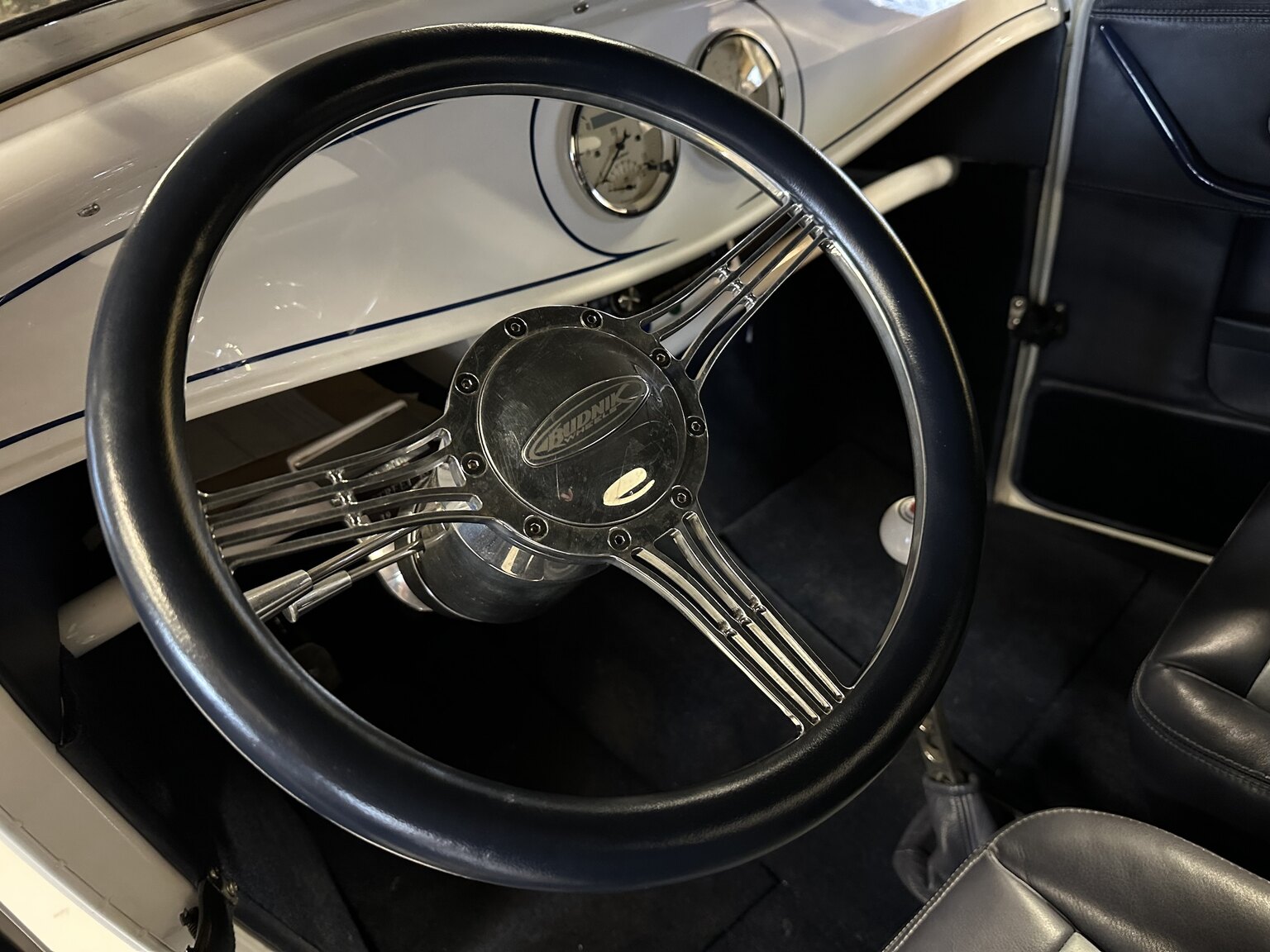 Interiörbild 1932 Custom Ford Rod White Ice