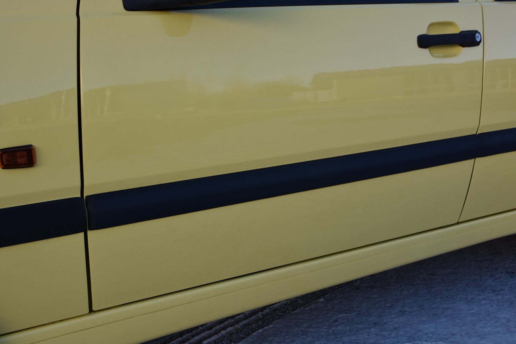Exterior image of 1995 Volvo 850 T-5R Kombi