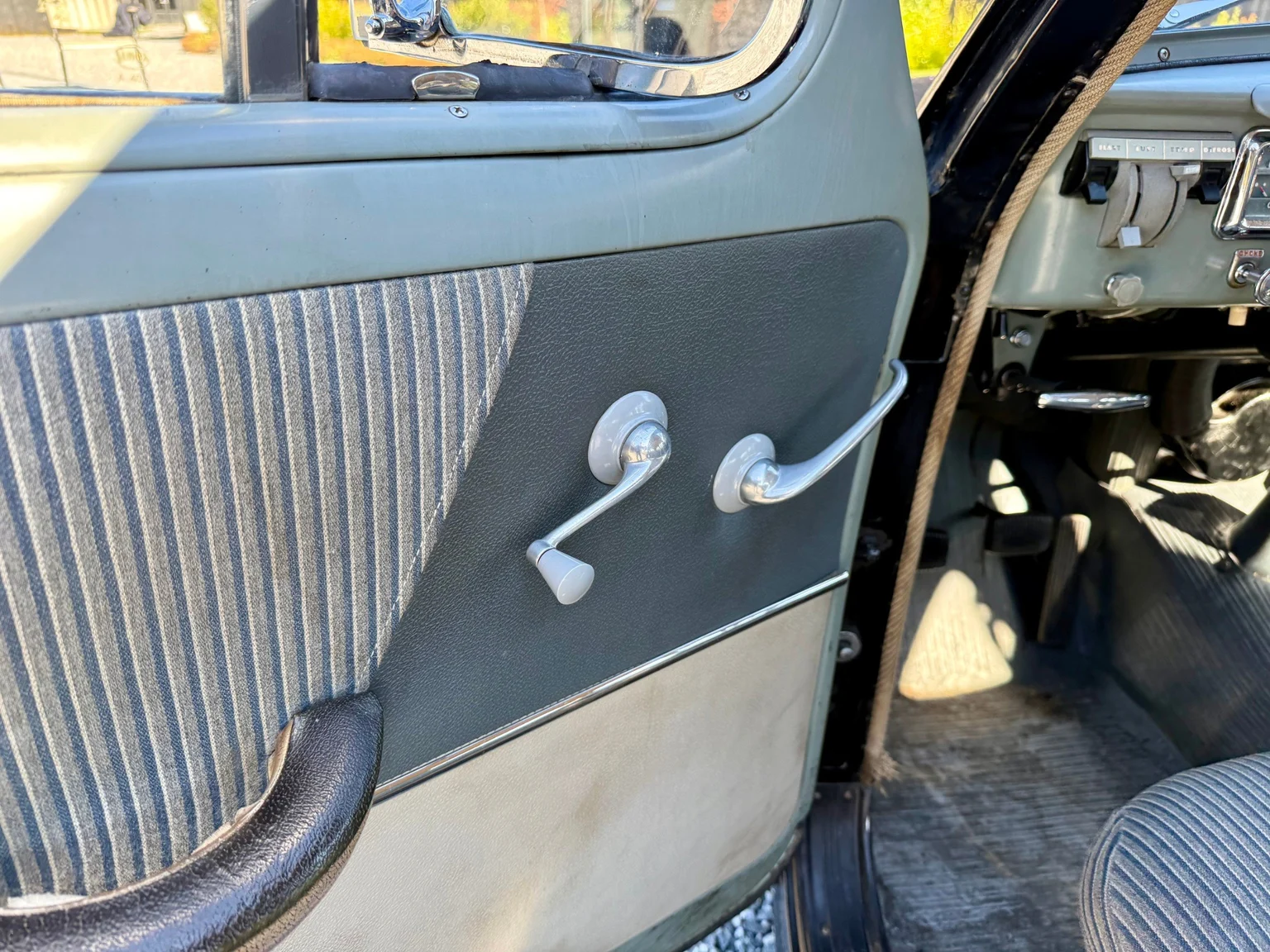Innenraumfoto von 1953 Volvo PV444E (7)