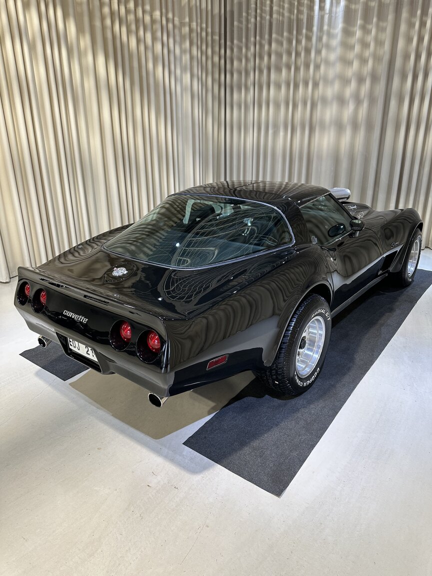 Exterior image of 1975 Chevrolet Corvette Stingray 