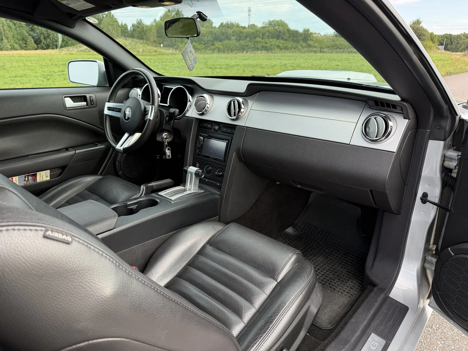 Innenraumfoto von 2006 Ford Mustang GT (43)