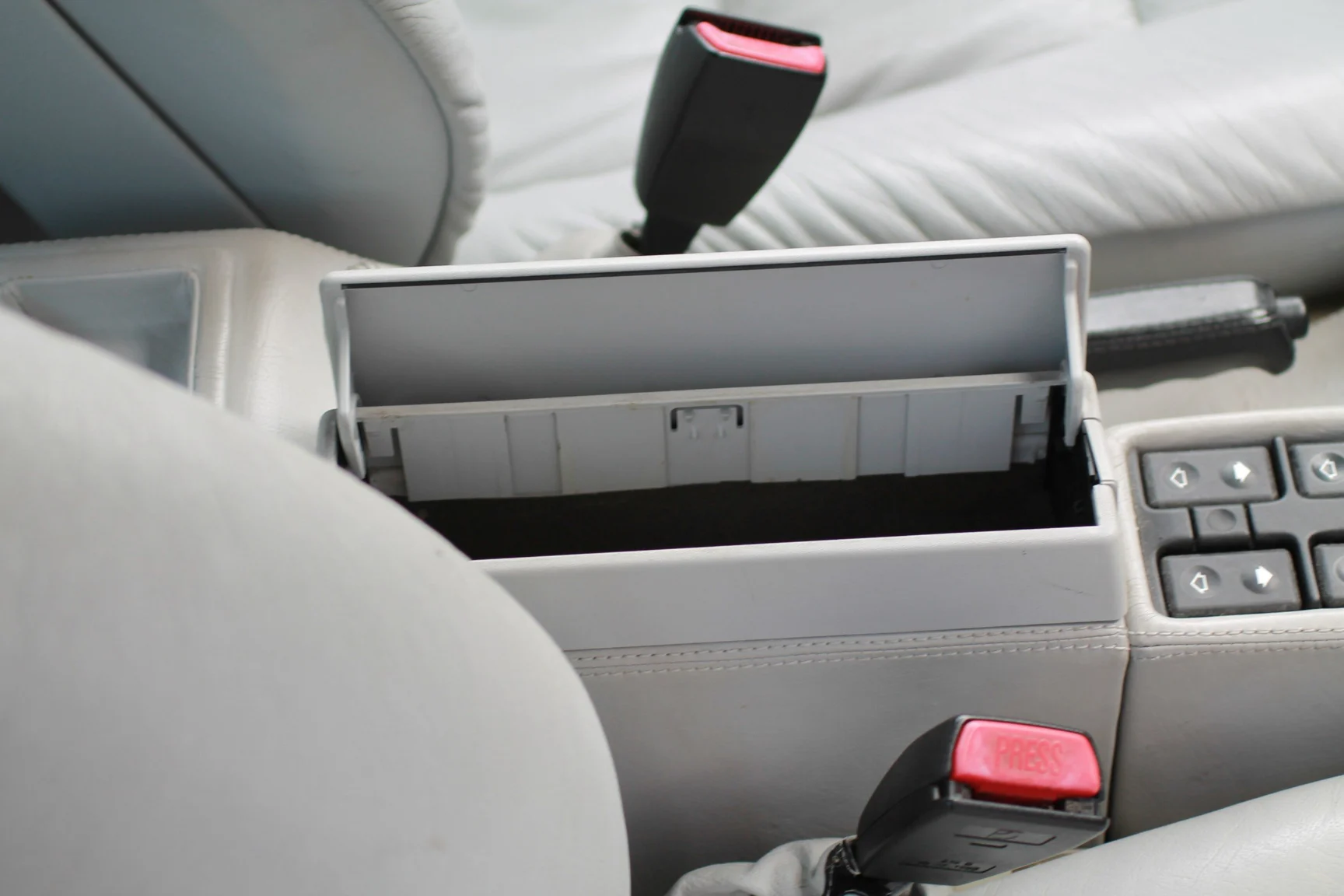 Interior image of 1993 BMW 540i Sedan (42)