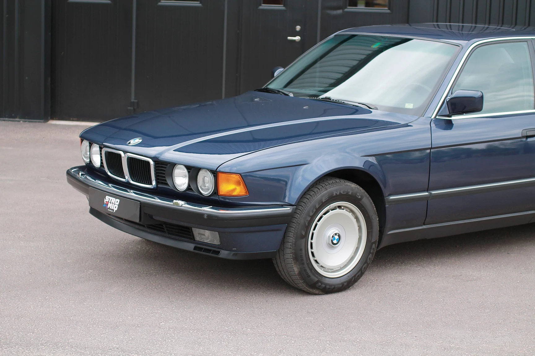 Exterior image of 1989 BMW 750iA (138)