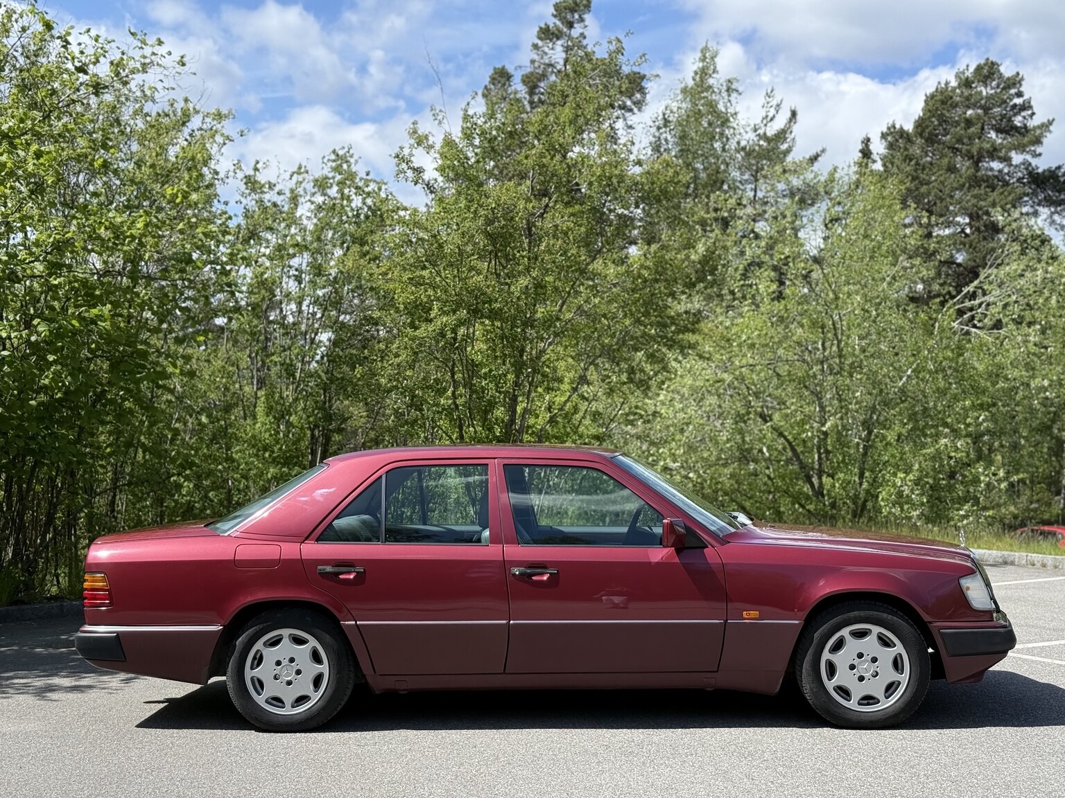 Exterior image of 1991 Mercedes-Benz 300 E-24