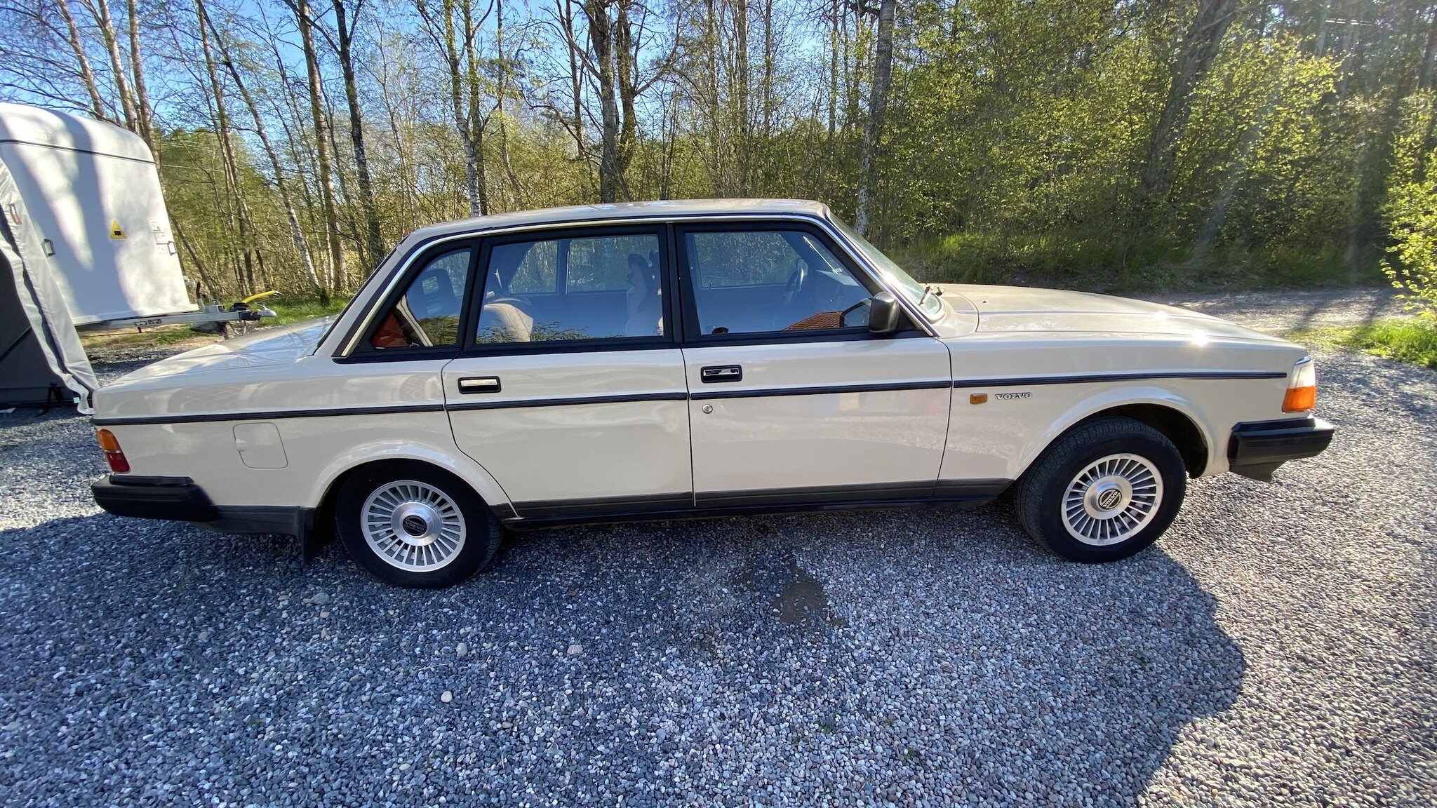 Exterior image of 1987 Volvo 244