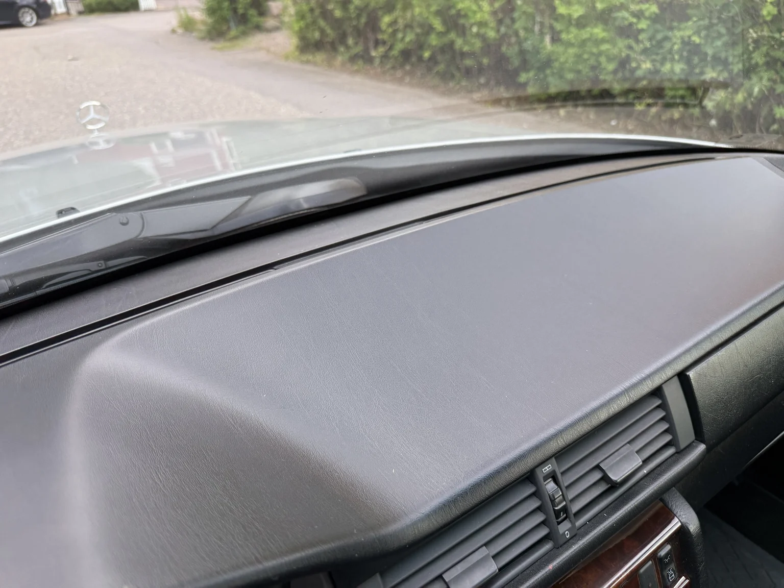 Interior image of 1994 Mercedes-Benz E 320 T (18)