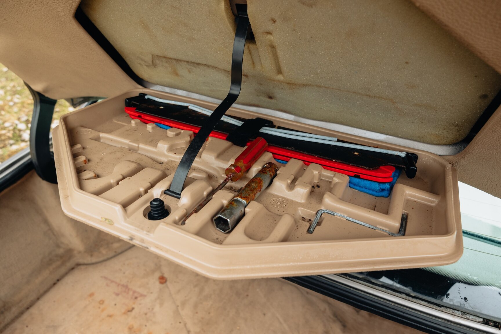 Interior image of 1990 BMW 750iL (38)