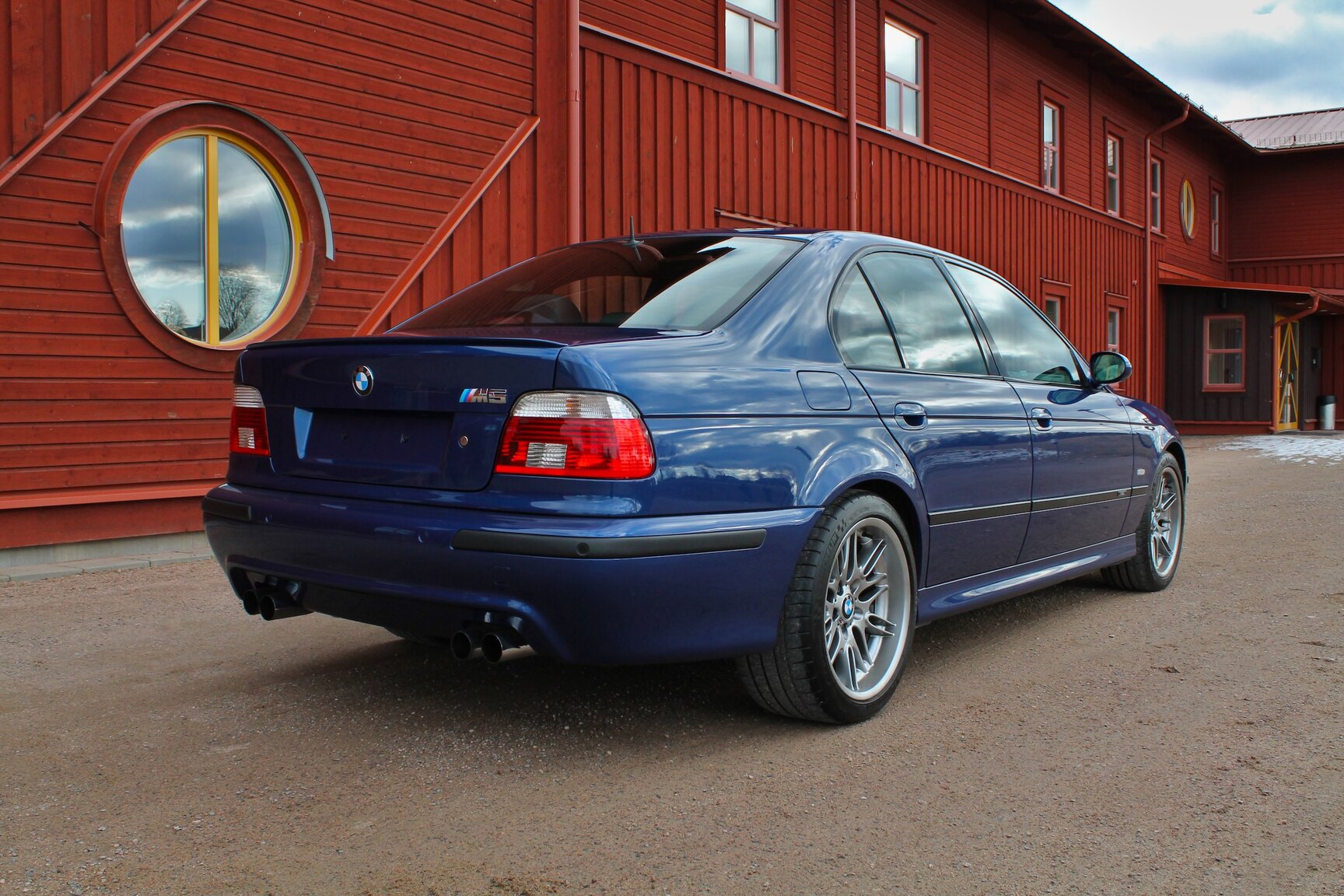 Exteriörbild på 2003 BMW M5