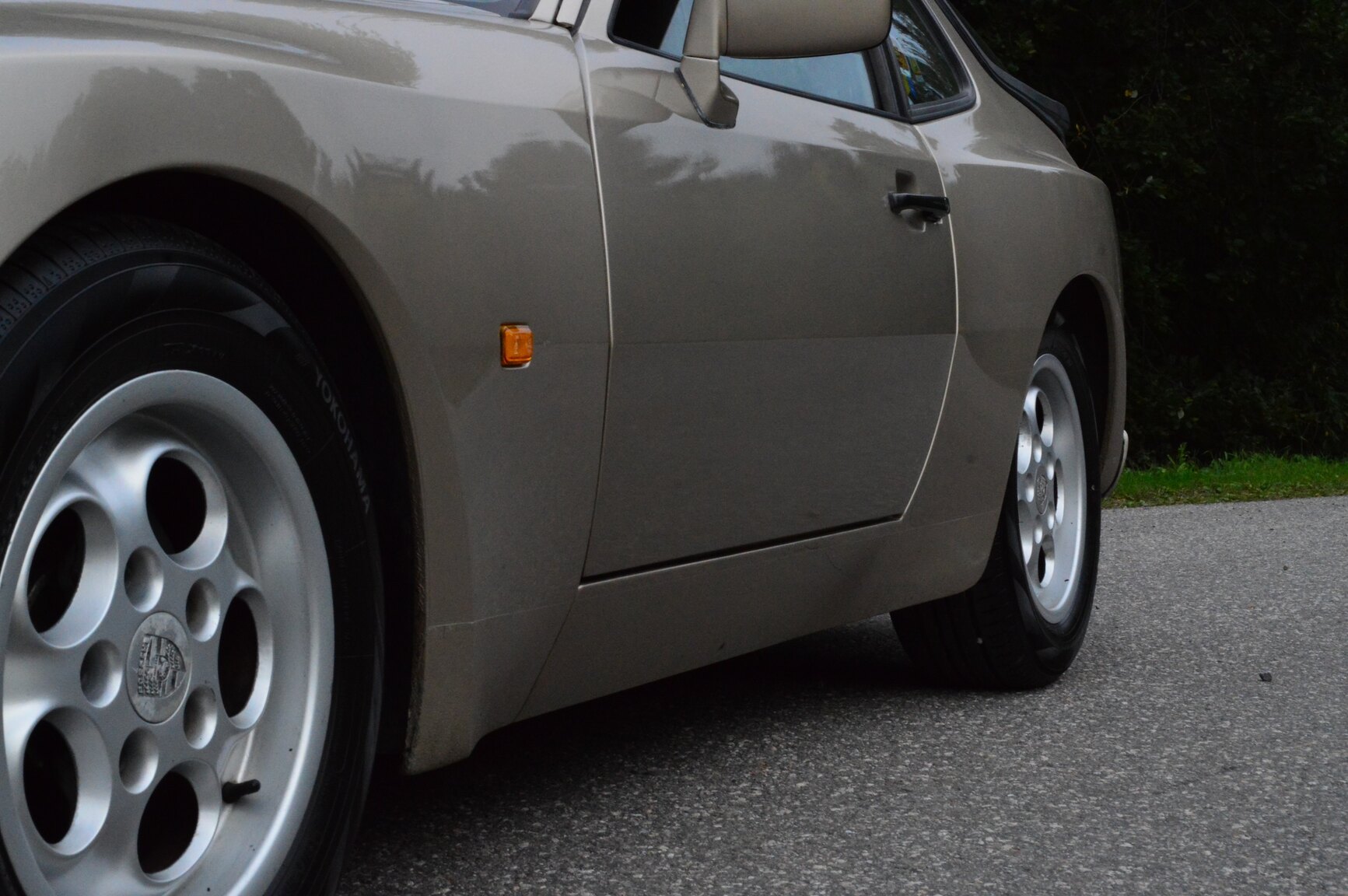 Exterior image of 1986 Porsche 944 Coupé