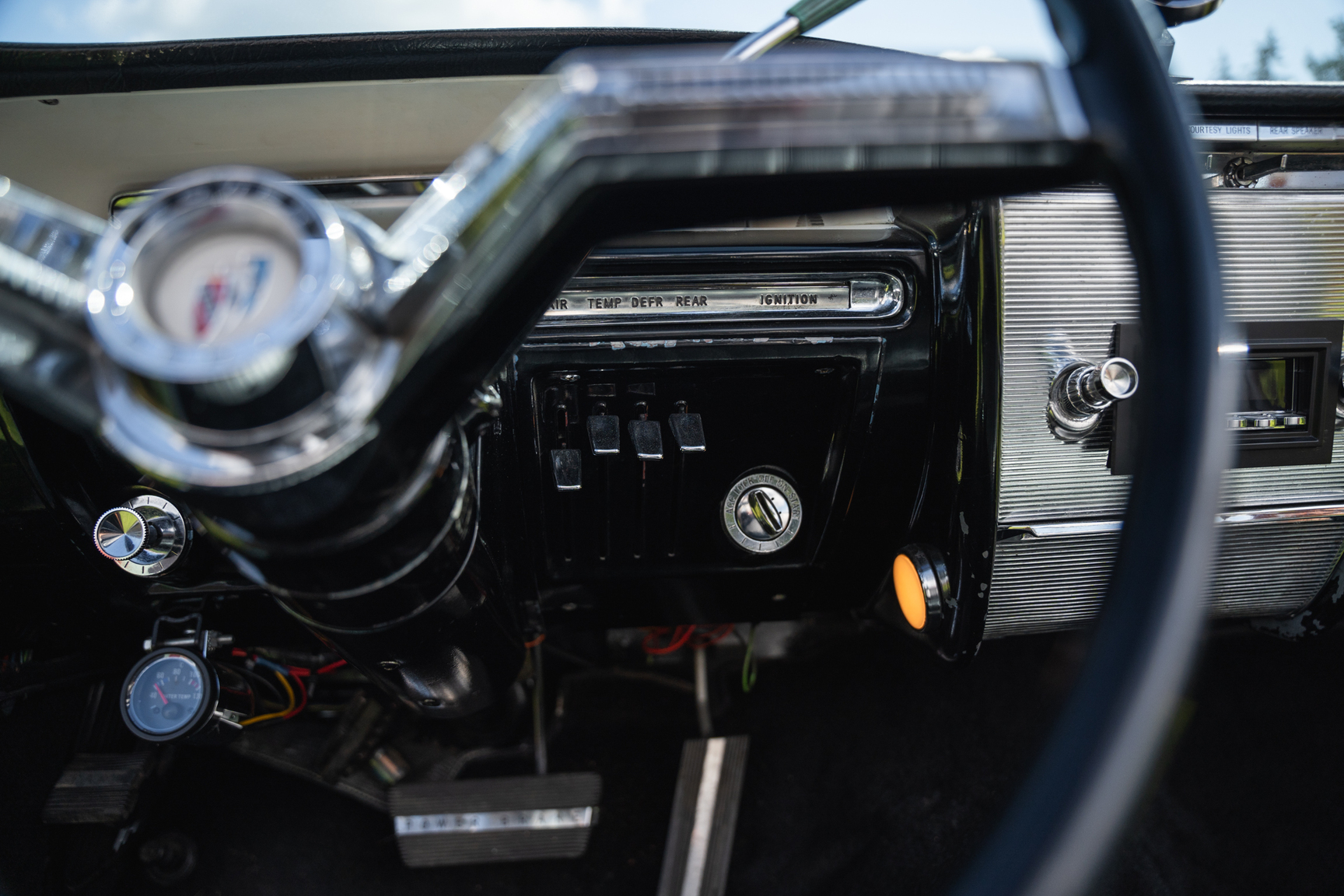 Interior image of 1961 Buick Electra 225 cab (30)