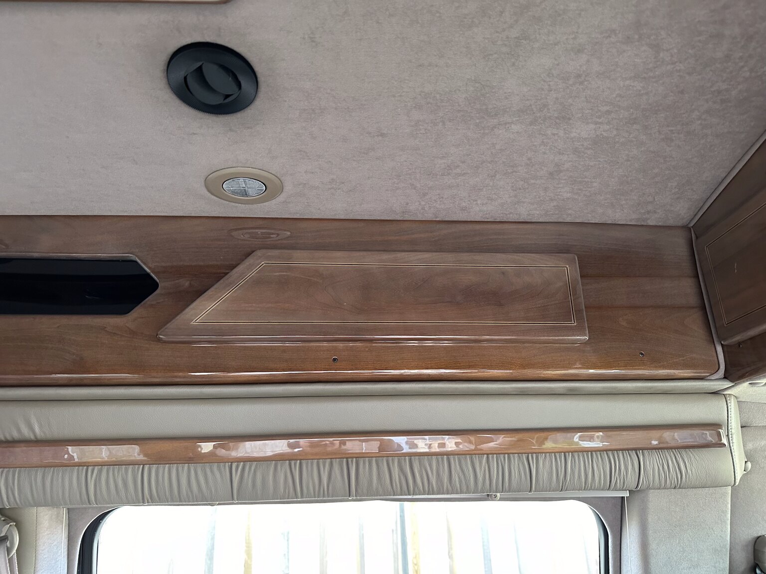 Interiörbild 2000 GMC Savana G1500 Conversion Van