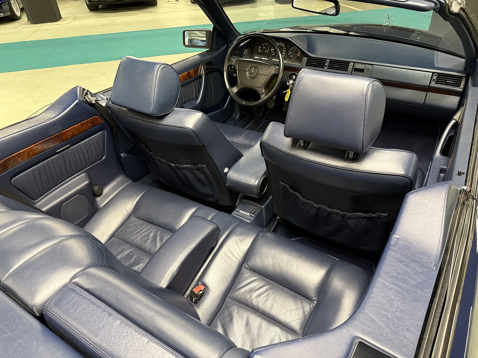 Interiörbild 1993 Mercedes-Benz 300 CE-24 Cabriolet (2)