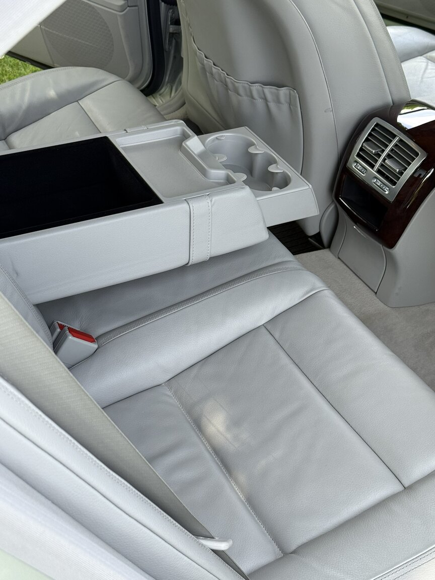 Interior image of 2011 Mercedes-Benz S 500 4MATIC 
