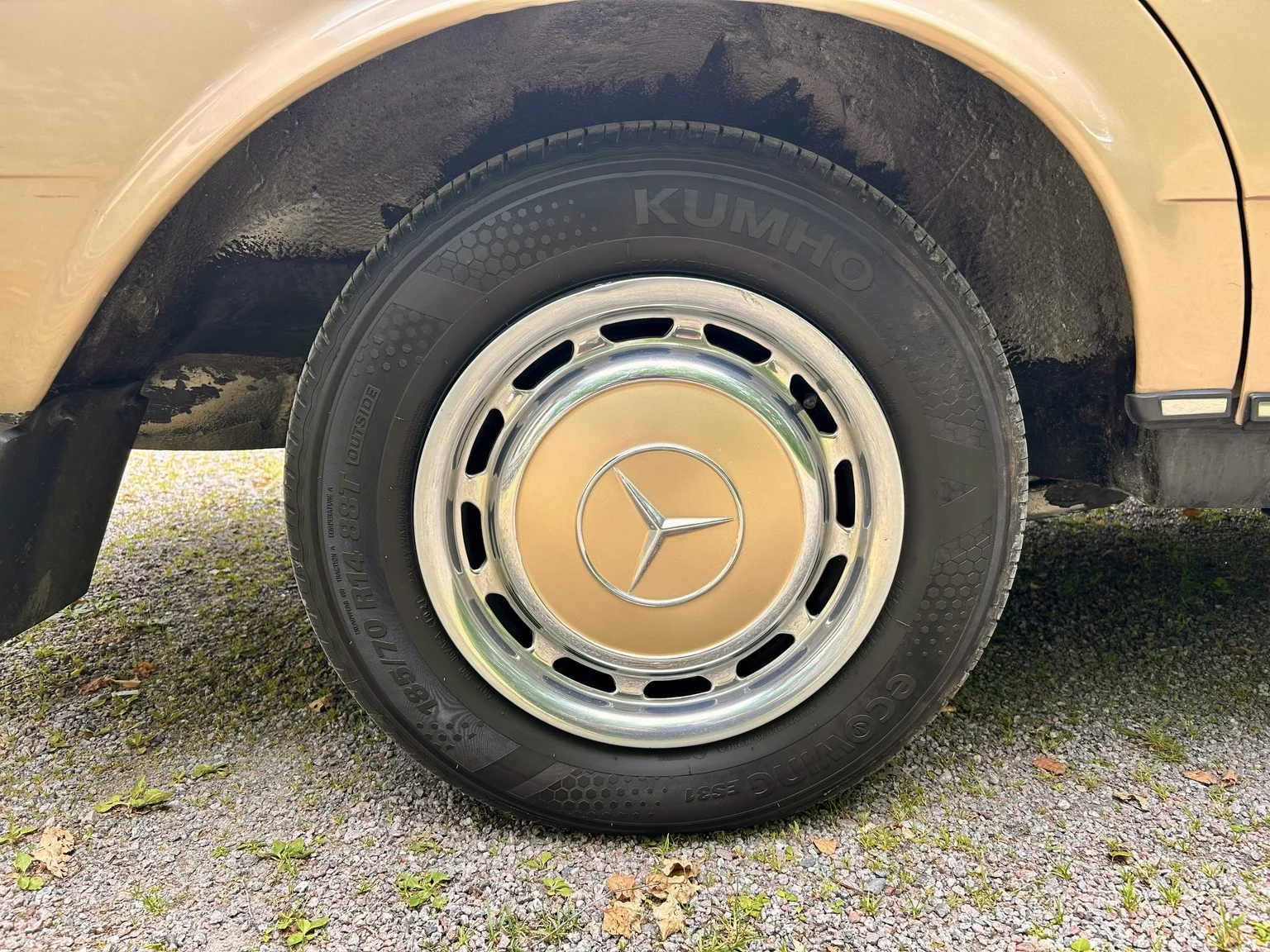 Exteriörbild på 1976 Mercedes-Benz 300 D (32)