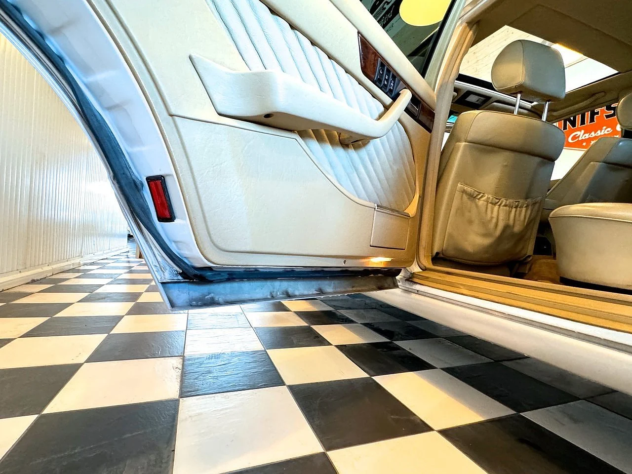 Bild von 1991 Mercedes-Benz S560 (21)