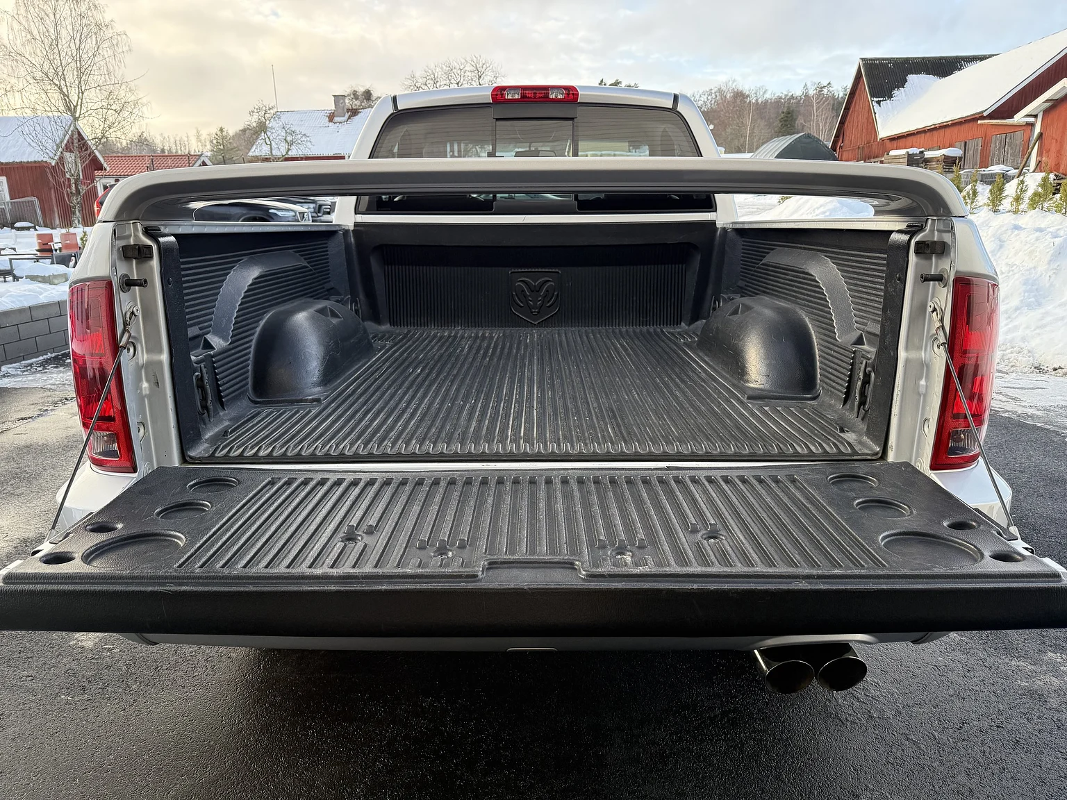 Exterior image of 2005 Dodge RAM SRT-10 Regular Cab Manual  (78)