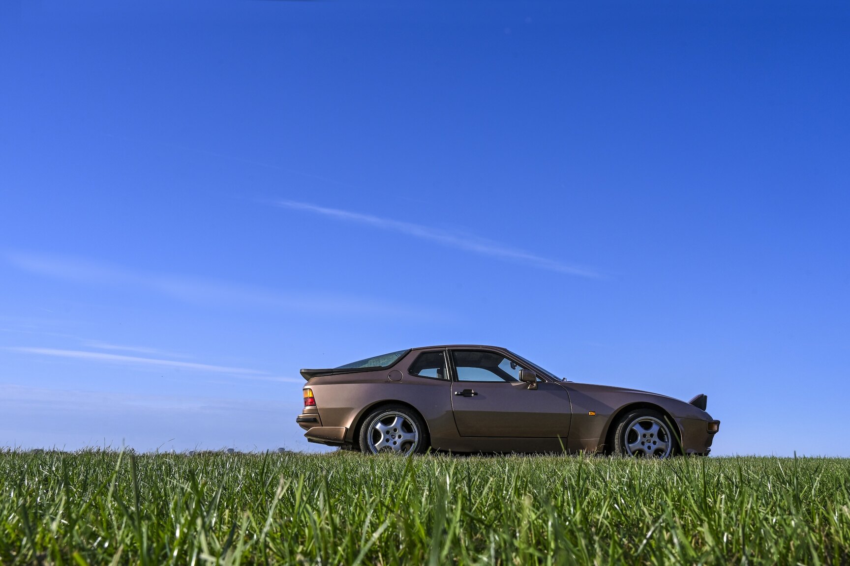 Exterior image of 1987 Porsche 944 Automat