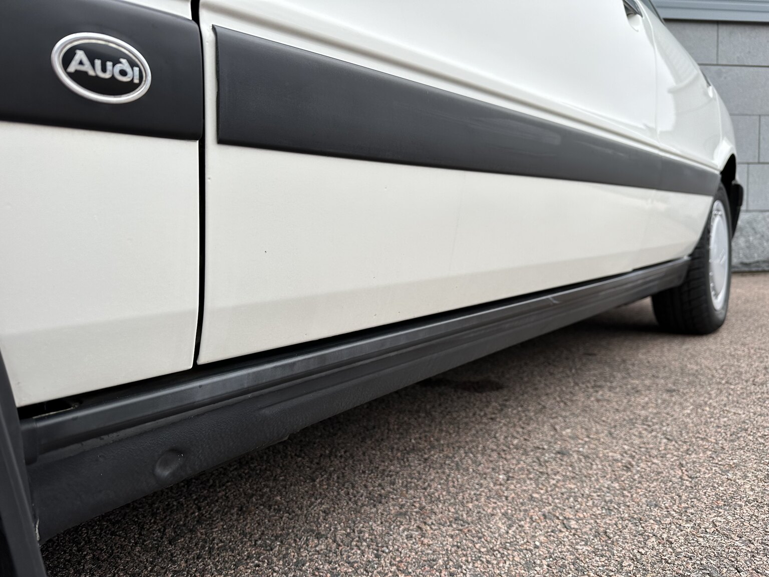 Exterior image of 1988 Audi 80 (28)