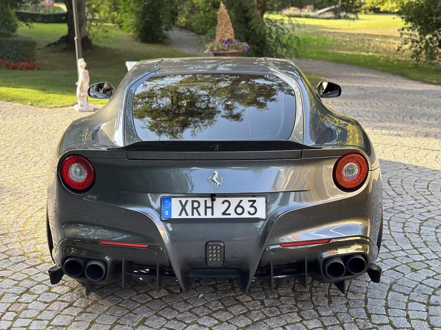 Exteriörbild på 2013 Ferrari F12 Berlinetta