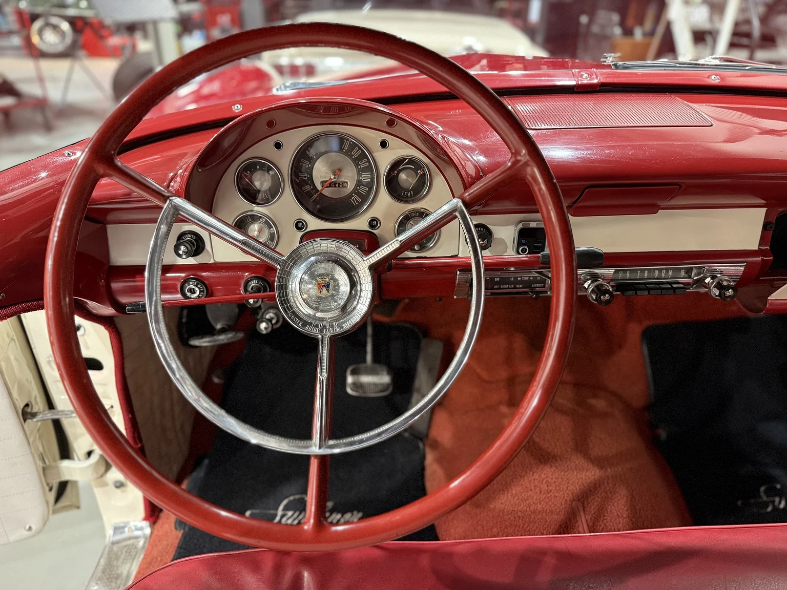 Innenraumfoto von 1956 Ford Fairlane Sunliner V8 5.1 (17)