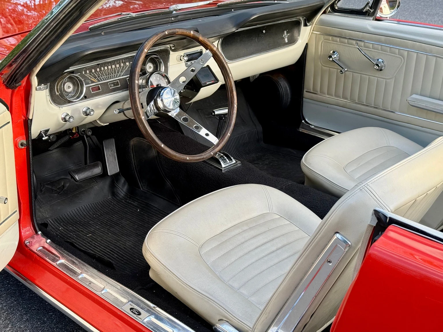Interiörbild 1965 Ford Mustang Cabriolet (1)