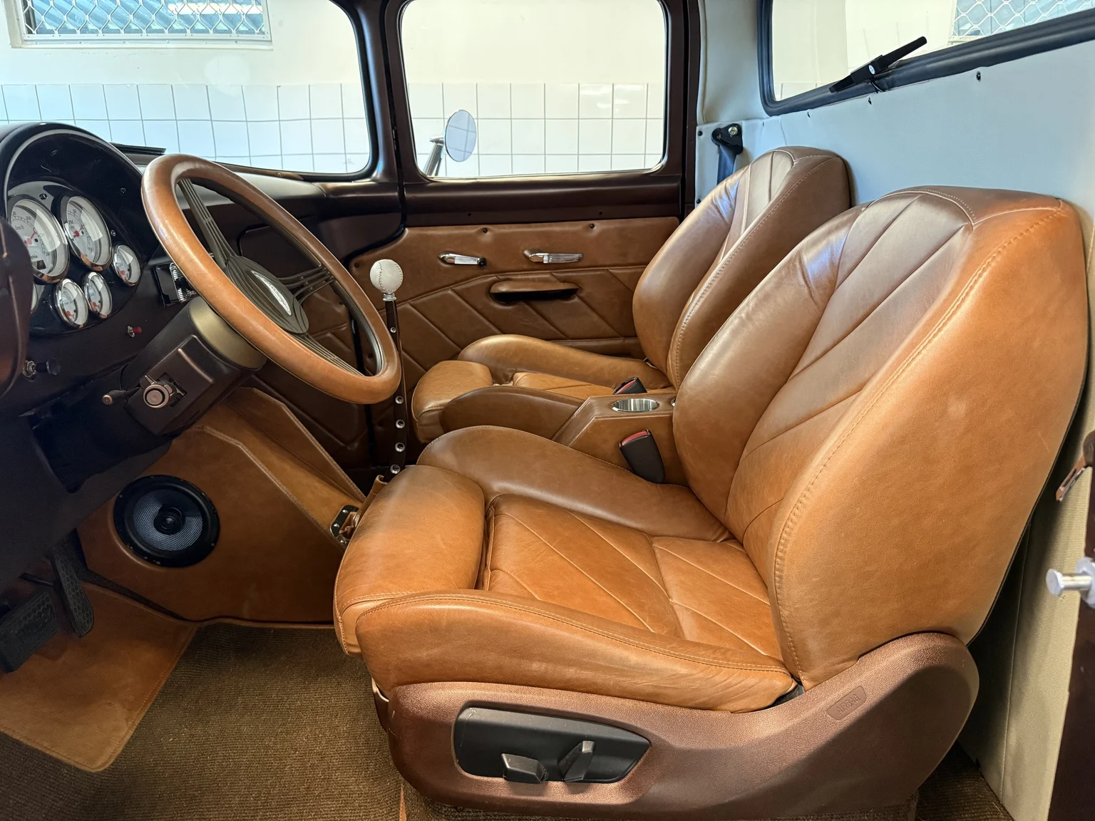 Interiörbild 1956 Ford F-100 Restomod (1)
