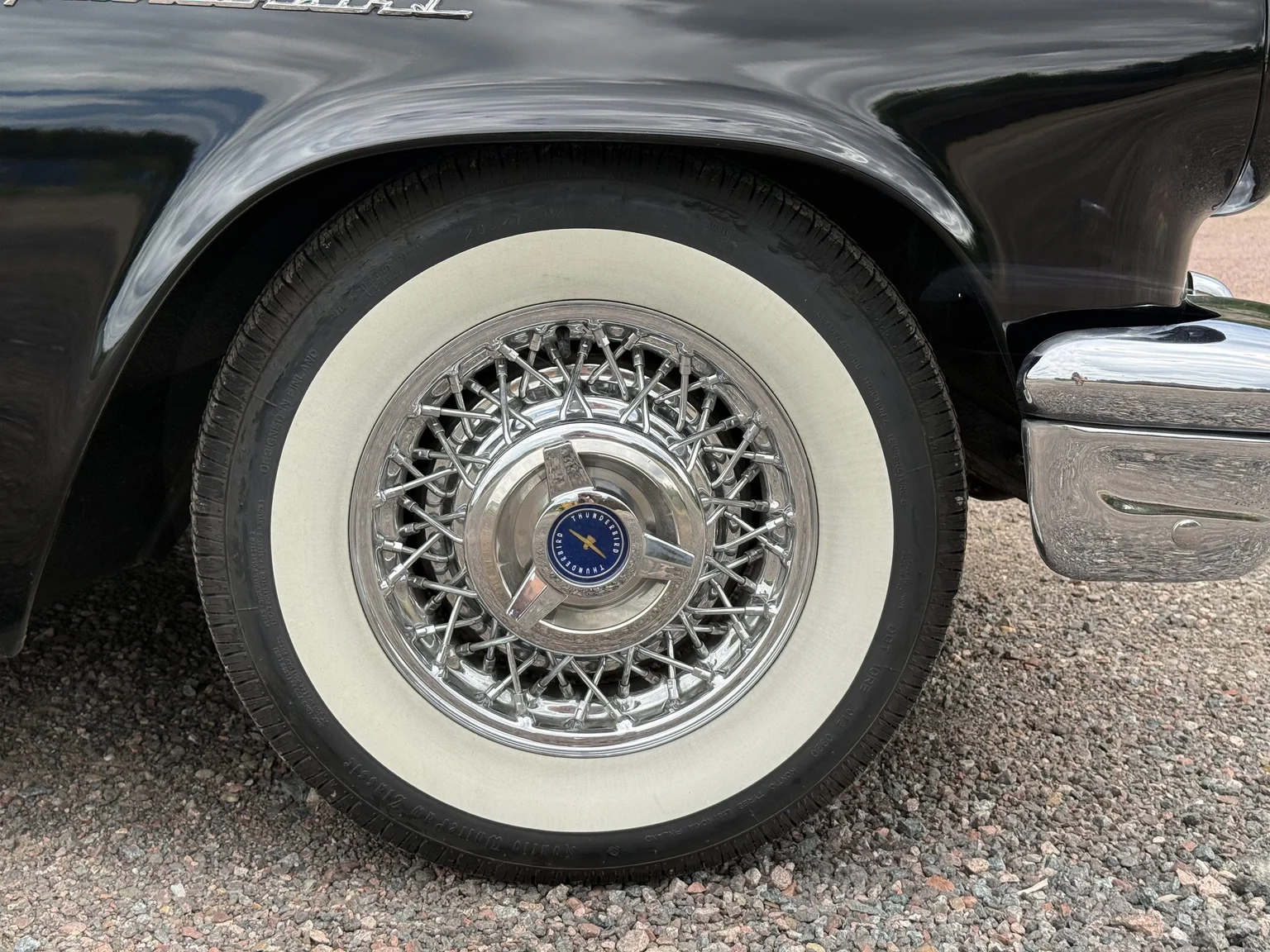 Exteriörbild på 1957 Ford Thunderbird (33)