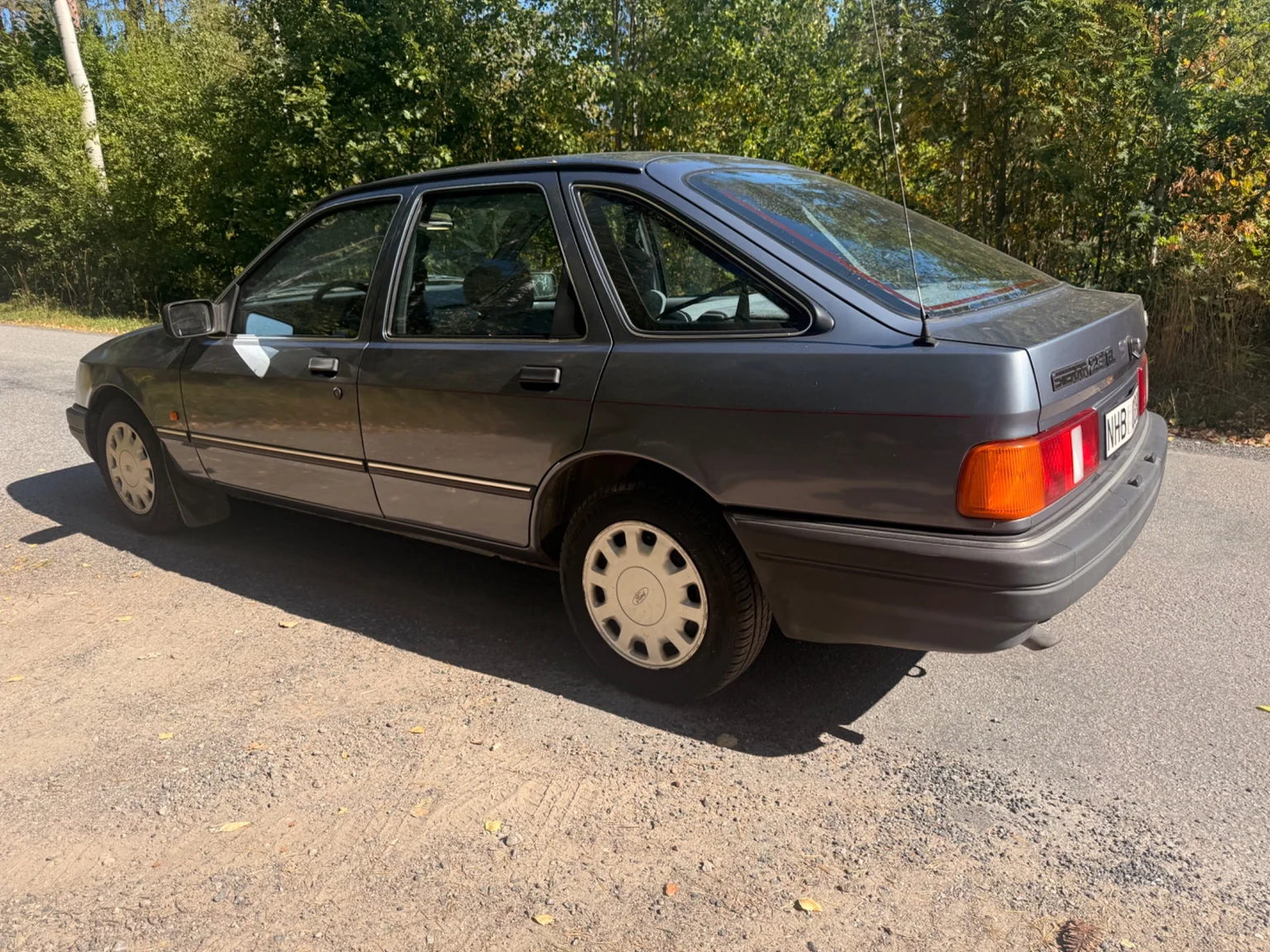 Exterior image of 1988 Ford Sierra 5-dörrar (2)