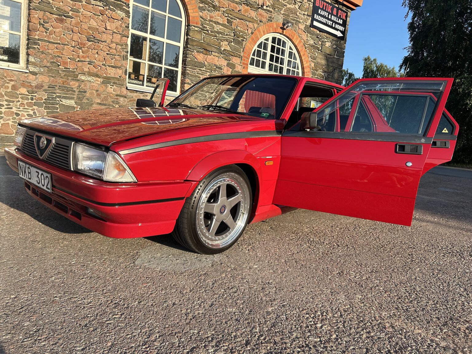 Exteriörbild på 1988 Alfa Romeo 75 (21)