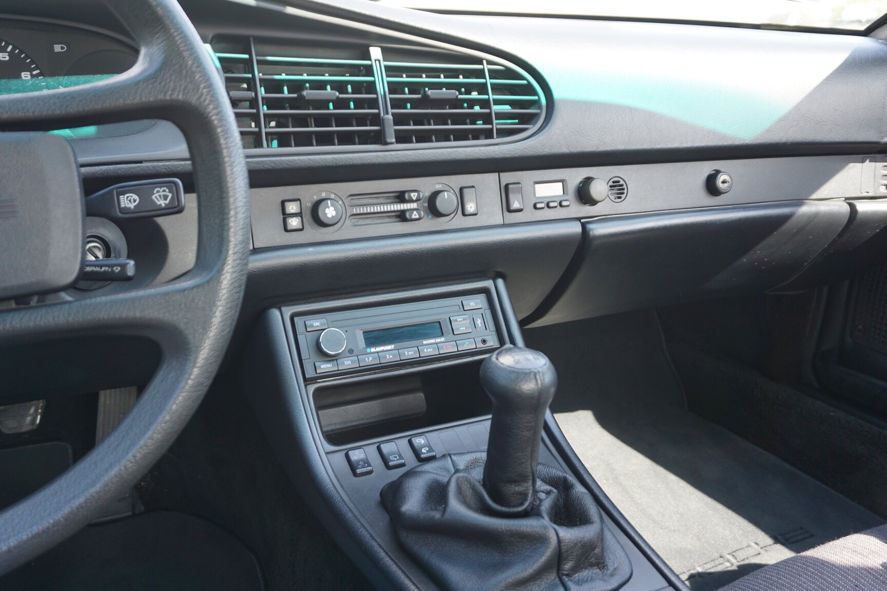 Innenraumfoto von 1985 Porsche 944 "NO RESERVE AUCTION"