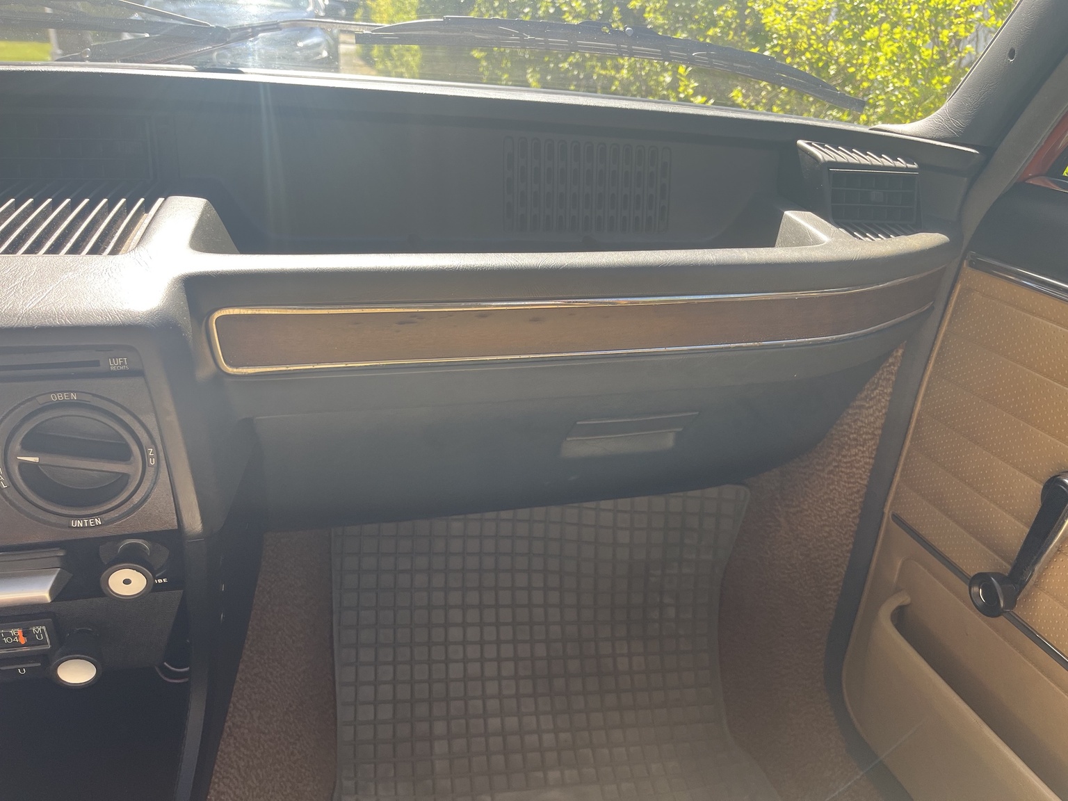 Innenraumfoto von 1977 BMW 518