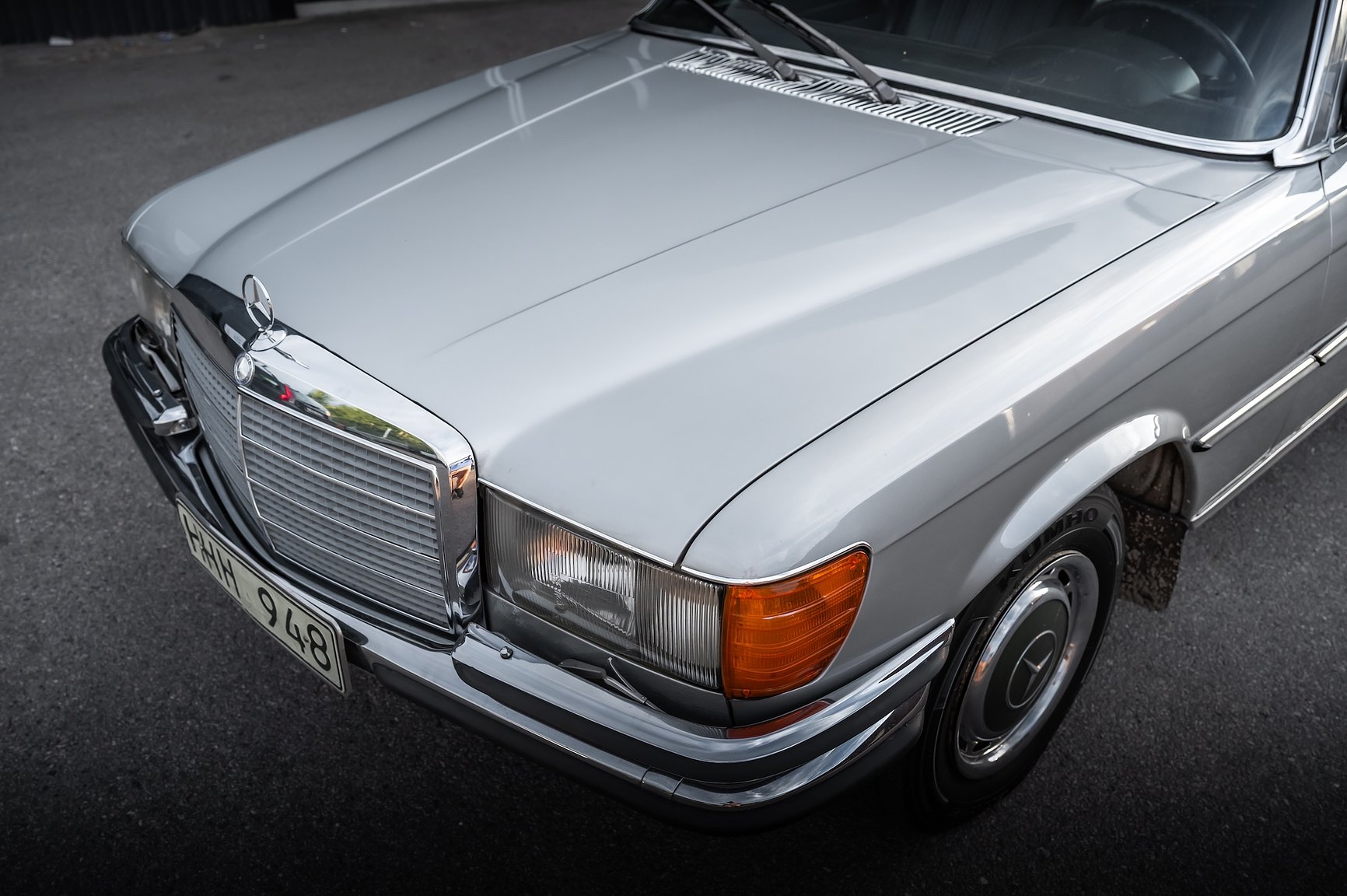 Exteriörbild på 1975 Mercedes-Benz 280 SE 