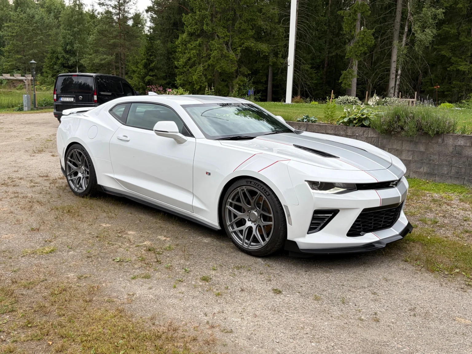 Exteriörbild på 2017 Chevrolet Camaro SS (13)