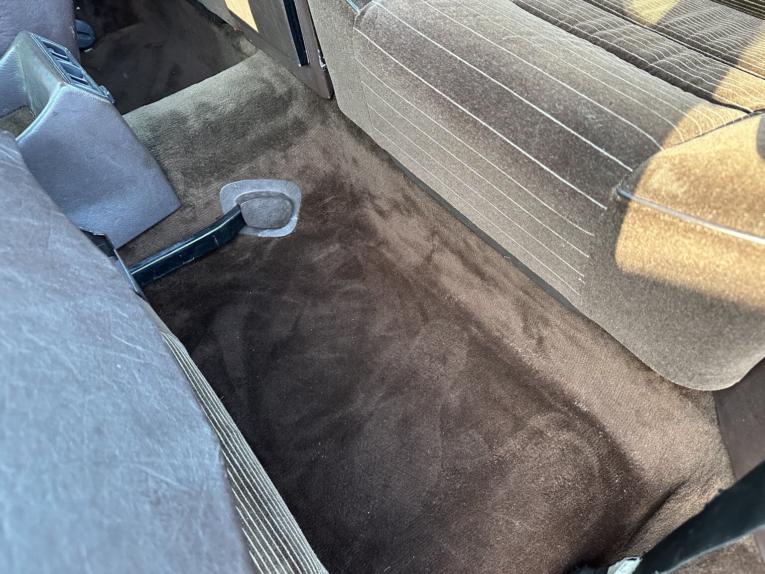 Interior image of 1986 Mercedes-Benz 500 SEC (16)