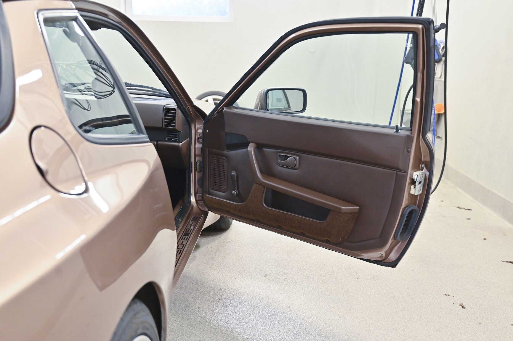 Interior image of 1987 Porsche 944 Automat