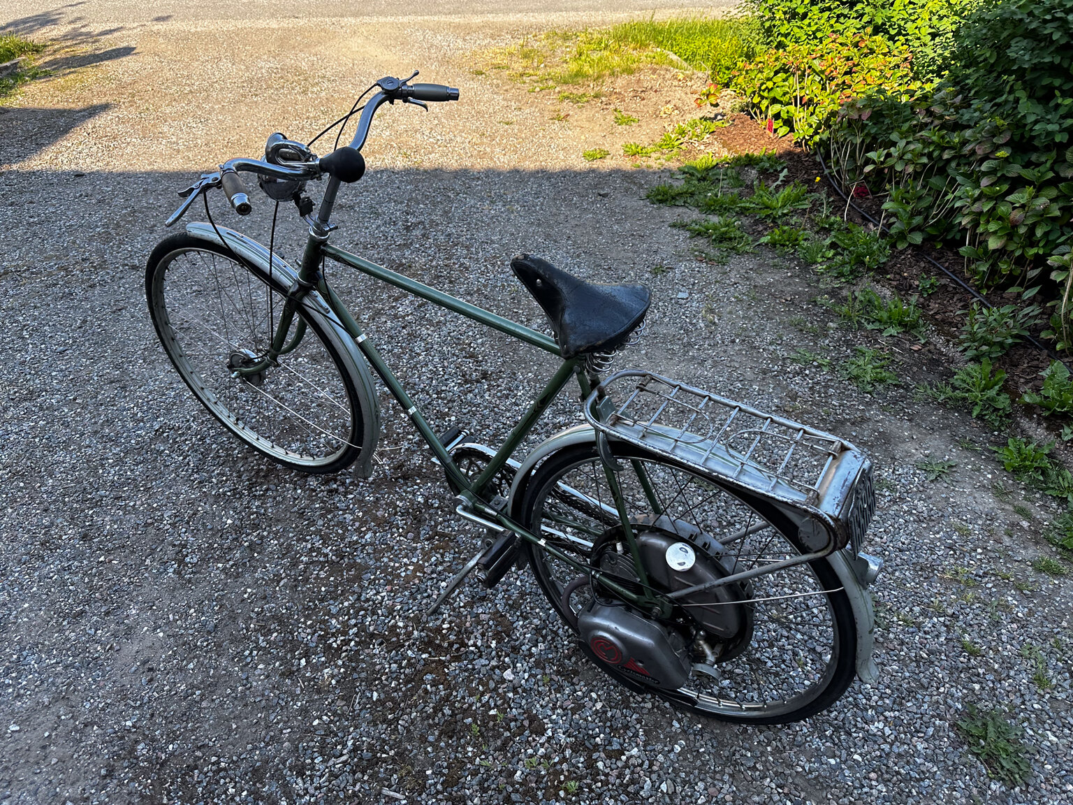 Exteriörbild på 1951 Fux med påhängsmotor