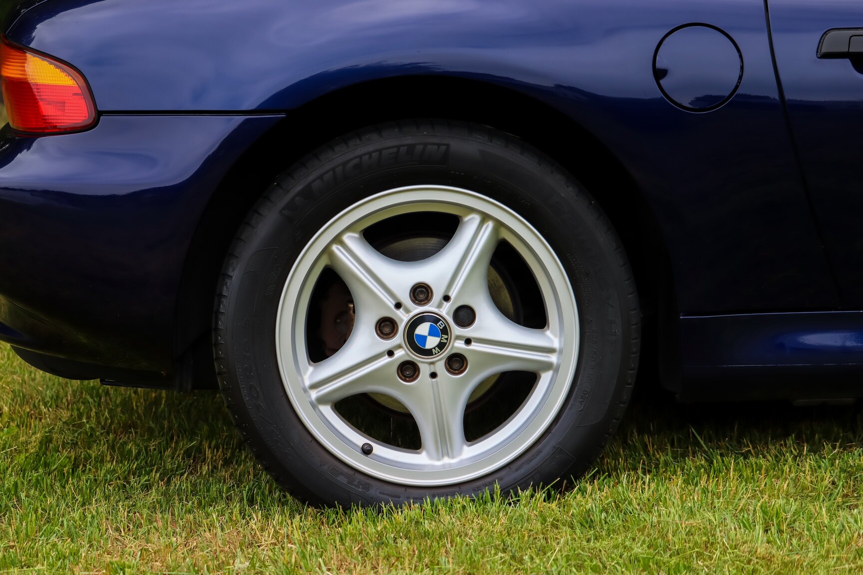 Exterior image of 1999 BMW Z3 1.9i